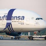 Airbus A380 der Lufthansa mit Schleife