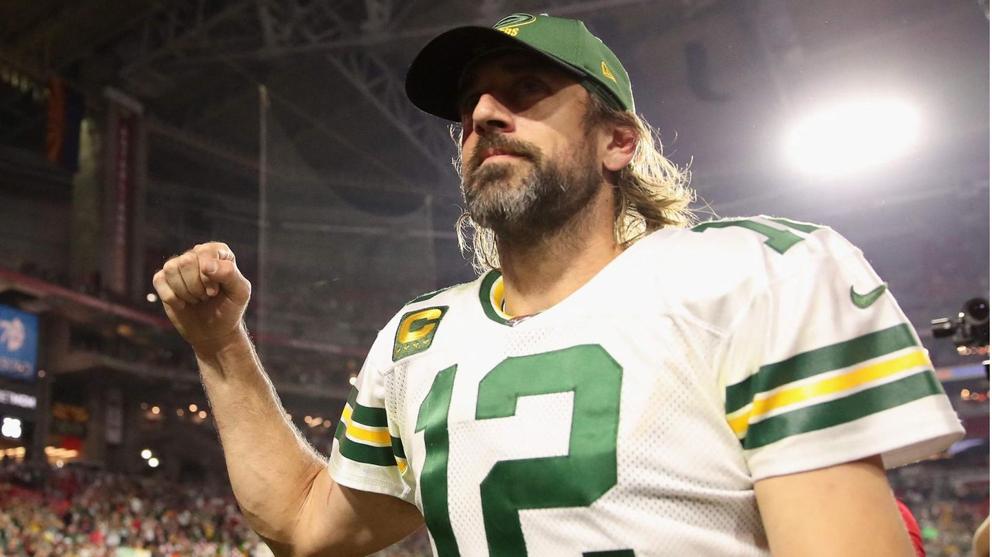 Der NFl-Superstar Aaron Rodgers ist heftig unter Beschuss für seine Äußerungen zu Corona-Impfungen