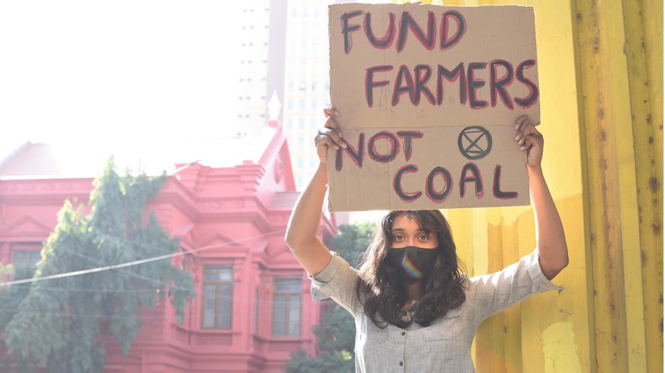 Disha Ravi demonstriert gegen Kohle