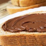 Nelson Müller besucht das Werk von Nudossi. Dort erfährt er: Es gibt kaum Unterschiede zwischen Markenprodukt und No-Name-Creme - zumindest in der Herstellung. Für die Creme benötigt die Industrie sieben Zutaten: Bei der Produktion wird Milchpulver mit Kakaopulver und Zucker gemischt, dann kommt die Haselnuss-Paste dazu. Darin stecken Haselnüsse, ein Pflanzenfett, ein Emulgator und Aroma. "Das kann man nicht neu erfinden", so der Geschäftsführer von Nudossi. Es gehe also um die Auswahl der Rohstoffe, um einen Unterschied zu machen. 