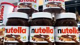 Der "Tagesspiegel" hat sich auf Konsistenz, Farbe und Geschmack in der Blindverkostung konzentriert. Das Ergebnis: Von Discounter-Creme bis zum teuren Luxus-Produkt überzeugt die Tester Nutella und erringt den Test-Sieg. Allerdings: Die "alte" Nutella. Denn Nutella veränderte 2017 die Rezeptur des Klassikers - ein gefährlicher Schritt für ein Industrieprodukt, immerhin kann man so die Kunden vergraulen. Auf Platz 2 im Test folgte Nutella mit der neuen Rezeptur. Je höher der Nussanteil in den Cremes, umso schlechter fiel das Gesamturteil aus. 