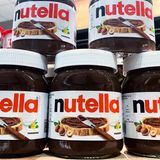 Der "Tagesspiegel" hat sich auf Konsistenz, Farbe und Geschmack in der Blindverkostung konzentriert. Das Ergebnis: Von Discounter-Creme bis zum teuren Luxus-Produkt überzeugt die Tester Nutella und erringt den Test-Sieg. Allerdings: Die "alte" Nutella. Denn Nutella veränderte 2017 die Rezeptur des Klassikers - ein gefährlicher Schritt für ein Industrieprodukt, immerhin kann man so die Kunden vergraulen. Auf Platz 2 im Test folgte Nutella mit der neuen Rezeptur. Je höher der Nussanteil in den Cremes, umso schlechter fiel das Gesamturteil aus. 