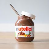 Und die Tester bei Nelson Müller? Gegen Nutella ging die Hausmarke von Real ins Rennen - und die Marken-Creme hat die Nase vorn. 92 von 100 Testern geben dem teuren Produkt den Vorzug.