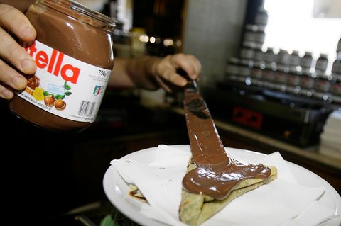 Auch bei der "Stiftung Warentest" landet Nutella auf Platz 1. Allerdings führten die Warentester ihren Check vor den Rezepturänderung 2017 durch. Damals bekam die Creme das Gesamturteil 1,9. Dahinter muss sich die Creme "Gepa Cocoba Nuss Nougat Creme Bio" für rund 12 Euro das Kilo und der Gesamtnote 2,3 den Platz mit der Real-Hausmarke Tip teilen. Hier zahlen Kunden nur 3,10 Euro pro Kilo. 