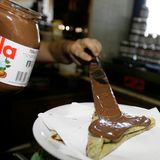 Auch bei der "Stiftung Warentest" landet Nutella auf Platz 1. Allerdings führten die Warentester ihren Check vor den Rezepturänderung 2017 durch. Damals bekam die Creme das Gesamturteil 1,9. Dahinter muss sich die Creme "Gepa Cocoba Nuss Nougat Creme Bio" für rund 12 Euro das Kilo und der Gesamtnote 2,3 den Platz mit der Real-Hausmarke Tip teilen. Hier zahlen Kunden nur 3,10 Euro pro Kilo. 