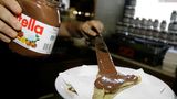 Auch bei der "Stiftung Warentest" landet Nutella auf Platz 1. Allerdings führten die Warentester ihren Check vor den Rezepturänderung 2017 durch. Damals bekam die Creme das Gesamturteil 1,9. Dahinter muss sich die Creme "Gepa Cocoba Nuss Nougat Creme Bio" für rund 12 Euro das Kilo und der Gesamtnote 2,3 den Platz mit der Real-Hausmarke Tip teilen. Hier zahlen Kunden nur 3,10 Euro pro Kilo. 