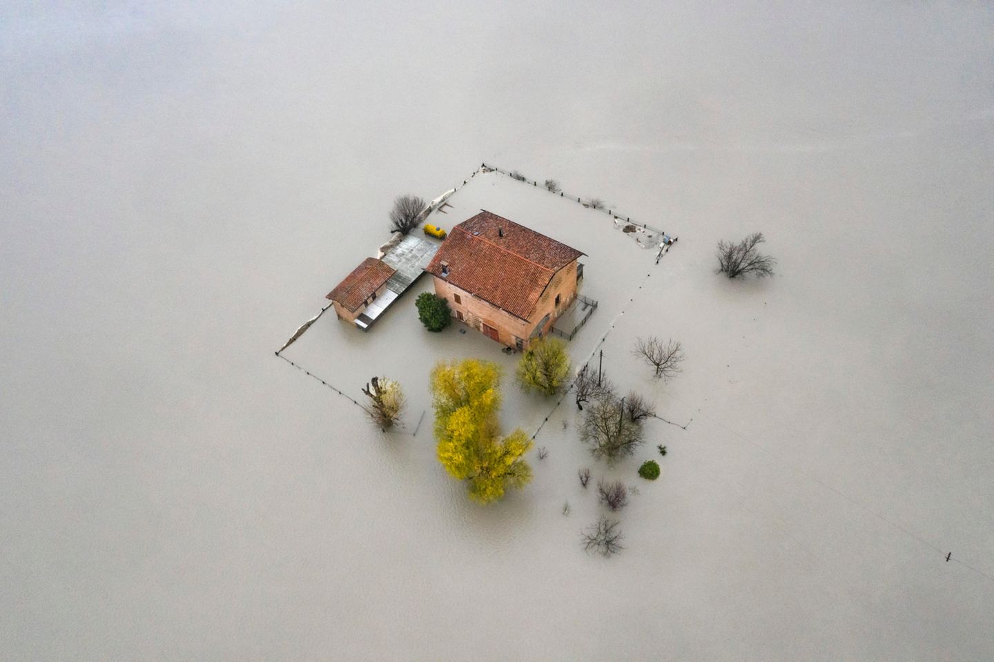 "Environments of the Future": Michele Lapini Die letzte von der Jury bewertete Kategorie thematisiert durch den Menschen verursachte Umweltveränderungen und soll den Blick in die Zukunft richten. Michele Lapinis Foto "Flood" (Flut) zeigt ein Haus in Italien, das vollständig von Wasser umgeben ist. Durch starke Regenfälle und schmelzenden Schnee ist der Fluss Panaro ist über die Ufer getreten und überschwemmt das umliegende Land.