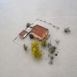 Die letzte von der Jury bewertete Kategorie thematisiert durch den Menschen verursachte Umweltveränderungen und soll den Blick in die Zukunft richten. Michele Lapinis Foto "Flood" (Flut) zeigt ein Haus in Italien, das vollständig von Wasser umgeben ist. Durch starke Regenfälle und schmelzenden Schnee ist der Fluss Panaro ist über die Ufer getreten und überschwemmt das umliegende Land. 