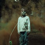 Die Kategorie "Climate Action" ehrt Fotograf:innen, die mit ihren Fotos die Verbindung des Menschen zu ihrer natürlichen Umwelt zeigen und dabei auch den sozialen Wert der Umwelt thematisieren. Das schaffte in diesem Jahr der Fotograf Kevin Ochieng Onyango. Auf seinem Bild ist ein Junge zu sehen, der durch eine Maske mit einem Schlauch Luft von einer Pflanze atmet, während sich im Hintergrund ein Sandsturm zusammenbraut. Der Titel des Bildes lautet "The last Breath" (Der letzte Atemzug) und verdeutlicht, wie die Abholzung der Wälder sich auf die Menschen auswirkt - sie raubt uns wortwörtlich den Atem.