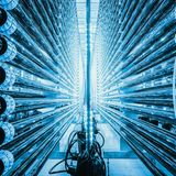 In dieser Kategorie werden keine Fotografien unserer natürlichen Umwelt gezeigt. Vielmehr geht es um die von Menschen erbaute Umwelt, welche Natur, Gesellschaft und Infrastruktur miteinander verbindet. Es werden besonders intelligente Lösungen gezeigt, wie auch der von Simone Tramonte aufgenommene Photobioreaktor. Der Bioreaktor gehört dem isländischen Unternehmen "Algalif", welches nachhaltige Astaxanthin-Produkte aus Mikroalgen herstellt.  