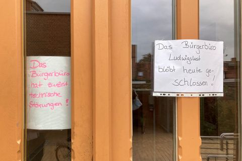 An der geschlossenen Tür des Bürgerrbüros des Landkreises Ludwigslust-Parchim hängen Zettel