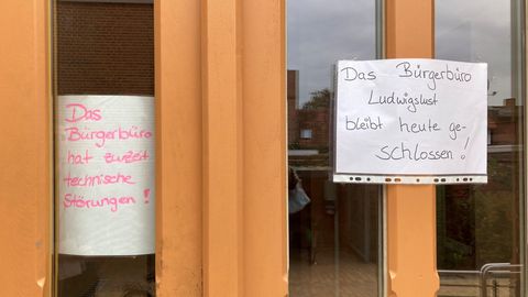 An der geschlossenen Tür des Bürgerrbüros des Landkreises Ludwigslust-Parchim hängen Zettel