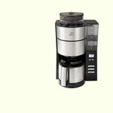 Die Filterkaffeemaschine  Manche Filterkaffeemaschinen imitieren das Schwallaufbrühen. Jeder Hersteller pflegt dafür seine eigene Bezeichnung: Aromaschalter, Heißbrühsystem, Druckbrühsystem, Flavour-System und einige mehr. Wie sie auch heißen, sie regeln die Kontaktzeit von Wasser und Kaffeemehl. Ein so genannter Aromaschalter mit den Einstellungen "Schwach", "Kräftig" und "Stark" reguliert die Durchflusszeit des Wassers. Je länger das Wasser die Aromastoffe aus dem Kaffeepulver herauslösen kann, desto stärker wird der Kaffee.  Druckbrühsysteme verbinden eine Kaffeemaschine mit einer Espressomaschine. Das Wasser wird zunächst erhitzt und dann mit hohem Druck durch das Kaffeemehl gepresst. Der Geschmack unterscheidet sich deutlich von normalem Filterkaffee. Der Aromawahlschalter hingegen beeinflusst das Aroma meist nicht wirklich spürbar. Diese Entwicklung von Aromatechniken bei Filterkaffeemaschinen hat jedoch offenbar ihren Zenit überschritten. Im Fokus der Hersteller stehen nun eher Vollautomaten und Kapsel-Maschinen.