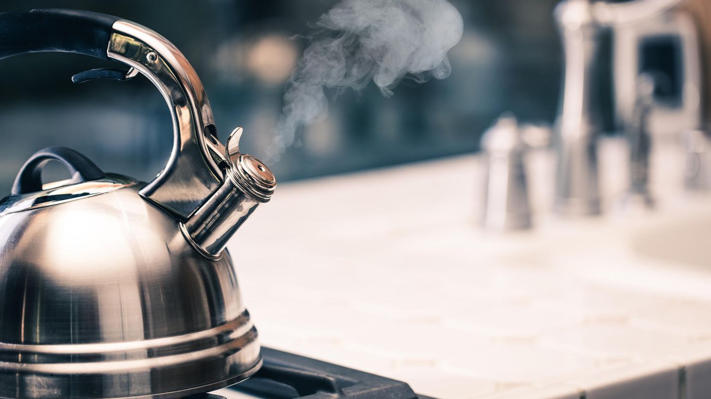 Alles im Filter: Das Wasser Schritt 1: Frisches, kaltes Wasser filtern, dann in einem Topf oder Kessel aufsetzen und zwei Minuten kochen lassen. Eine Tasse Kaffee besteht zu 99 Prozent aus Wasser. Die Mineralien und Salze im Wasser sind zusätzliche Geschmacksträger des Kaffeearomas, dem ebenfalls ein hoher Sauerstoffanteil zu Gute kommt. Das Kaffeewasser sollte daher stets kalt aus der Leitung entnommen und zügig erhitzt werden. So bleibt am meisten Sauerstoff im Wasser. Die Qualität des Trinkwassers in Deutschland ist zwar durchweg ausgezeichnet, allerdings unterscheidet sich der Geschmack zum Teil deutlich. Je nach Bodenbeschaffenheit der Quelle und Aufbereitung ist im Wasser mehr Kalzium und Magnesium gelöst, je mehr dieser Mineralien vorhanden sind, desto "härter" ist das Wasser. Daneben mischt auch der pH-Wert beim Geschmack kräftig mit. Er gibt an, ob das Wasser eher sauer oder basisch ist. Eher weiches Wasser betont den Geschmack des Kaffees. Hartes Wasser kann die feinen Säuren des Kaffees neutralisieren. Sehr saures Wasser hingegen wird die Säure überbetonen. Der Kaffee verliert an Aroma. Für einen ausgewogenen Kaffee ist daher ein Wasser im Mittelmaß das beste "Lösungsmittel". Die goldene Mitte können Wasserfilter erzeugen. Zu viel Kalk im Wasser kann durch mehrfaches Aufkochen beseitigt werden - der Kaffee schmeckt besser, auch wenn der Sauerstoff verkocht wurde. Wer an seinem Wohnort sehr saures Wasser hat, sollte auf eine säurearme Kaffeesorte umsteigen. Das Wasser Schritt 1: Frisches, kaltes Wasser filtern, dann in einem Topf oder Kessel aufsetzen und zwei Minuten kochen lassen. Eine Tasse Kaffee besteht zu 99 Prozent aus Wasser. Die Mineralien und Salze im Wasser sind zusätzliche Geschmacksträger des Kaffeearomas, dem ebenfalls ein hoher Sauerstoffanteil zu Gute kommt. Das Kaffeewasser sollte daher stets kalt aus der Leitung entnommen und zügig erhitzt werden. So bleibt am meisten Sauerstoff im Wasser. Die Qualität des Trinkwassers in Deutschland ist zwar durchweg ausgezeichnet, allerdings unterscheidet sich der Geschmack zum Teil deutlich. Je nach Bodenbeschaffenheit der Quelle und Aufbereitung ist im Wasser mehr Kalzium und Magnesium gelöst, je mehr dieser Mineralien vorhanden sind, desto "härter" ist das Wasser. Daneben mischt auch der pH-Wert beim Geschmack kräftig mit. Er gibt an, ob das Wasser eher sauer oder basisch ist. Eher weiches Wasser betont den Geschmack des Kaffees. Hartes Wasser kann die feinen Säuren des Kaffees neutralisieren. Sehr saures Wasser hingegen wird die Säure überbetonen. Der Kaffee verliert an Aroma. Für einen ausgewogenen Kaffee ist daher ein Wasser im Mittelmaß das beste "Lösungsmittel". Die goldene Mitte können Wasserfilter erzeugen. Zu viel Kalk im Wasser kann durch mehrfaches Aufkochen beseitigt werden - der Kaffee schmeckt besser, auch wenn der Sauerstoff verkocht wurde. Wer an seinem Wohnort sehr saures Wasser hat, sollte auf eine säurearme Kaffeesorte umsteigen.