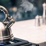 Das Wasser  Schritt 1: Frisches, kaltes Wasser filtern, dann in einem Topf oder Kessel aufsetzen und zwei Minuten kochen lassen.  Eine Tasse Kaffee besteht zu 99 Prozent aus Wasser. Die Mineralien und Salze im Wasser sind zusätzliche Geschmacksträger des Kaffeearomas, dem ebenfalls ein hoher Sauerstoffanteil zu Gute kommt. Das Kaffeewasser sollte daher stets kalt aus der Leitung entnommen und zügig erhitzt werden. So bleibt am meisten Sauerstoff im Wasser.  Die Qualität des Trinkwassers in Deutschland ist zwar durchweg ausgezeichnet, allerdings unterscheidet sich der Geschmack zum Teil deutlich. Je nach Bodenbeschaffenheit der Quelle und Aufbereitung ist im Wasser mehr Kalzium und Magnesium gelöst, je mehr dieser Mineralien vorhanden sind, desto "härter" ist das Wasser. Daneben mischt auch der pH-Wert beim Geschmack kräftig mit. Er gibt an, ob das Wasser eher sauer oder basisch ist.  Eher weiches Wasser betont den Geschmack des Kaffees. Hartes Wasser kann die feinen Säuren des Kaffees neutralisieren. Sehr saures Wasser hingegen wird die Säure überbetonen. Der Kaffee verliert an Aroma. Für einen ausgewogenen Kaffee ist daher ein Wasser im Mittelmaß das beste "Lösungsmittel". Die goldene Mitte können Wasserfilter erzeugen. Zu viel Kalk im Wasser kann durch mehrfaches Aufkochen beseitigt werden - der Kaffee schmeckt besser, auch wenn der Sauerstoff verkocht wurde. Wer an seinem Wohnort sehr saures Wasser hat, sollte auf eine säurearme Kaffeesorte umsteigen.