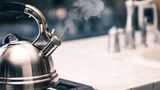 Das Wasser  Schritt 1: Frisches, kaltes Wasser filtern, dann in einem Topf oder Kessel aufsetzen und zwei Minuten kochen lassen.  Eine Tasse Kaffee besteht zu 99 Prozent aus Wasser. Die Mineralien und Salze im Wasser sind zusätzliche Geschmacksträger des Kaffeearomas, dem ebenfalls ein hoher Sauerstoffanteil zu Gute kommt. Das Kaffeewasser sollte daher stets kalt aus der Leitung entnommen und zügig erhitzt werden. So bleibt am meisten Sauerstoff im Wasser.  Die Qualität des Trinkwassers in Deutschland ist zwar durchweg ausgezeichnet, allerdings unterscheidet sich der Geschmack zum Teil deutlich. Je nach Bodenbeschaffenheit der Quelle und Aufbereitung ist im Wasser mehr Kalzium und Magnesium gelöst, je mehr dieser Mineralien vorhanden sind, desto "härter" ist das Wasser. Daneben mischt auch der pH-Wert beim Geschmack kräftig mit. Er gibt an, ob das Wasser eher sauer oder basisch ist.  Eher weiches Wasser betont den Geschmack des Kaffees. Hartes Wasser kann die feinen Säuren des Kaffees neutralisieren. Sehr saures Wasser hingegen wird die Säure überbetonen. Der Kaffee verliert an Aroma. Für einen ausgewogenen Kaffee ist daher ein Wasser im Mittelmaß das beste "Lösungsmittel". Die goldene Mitte können Wasserfilter erzeugen. Zu viel Kalk im Wasser kann durch mehrfaches Aufkochen beseitigt werden - der Kaffee schmeckt besser, auch wenn der Sauerstoff verkocht wurde. Wer an seinem Wohnort sehr saures Wasser hat, sollte auf eine säurearme Kaffeesorte umsteigen.
