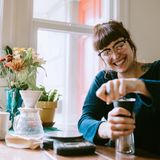 Kaffee mahlen  Schritt 3: Mit einer Kaffeemühle die passende Menge Kaffee mittelfein mahlen. Pro Tasse gut sieben Gramm Kaffee kalkulieren.  Kaffee ist ein hochsensibles Produkt. Sein größter Feind: frische Luft. Die größte Sünde: Den Kaffee aus der Vakuumverpackung in einen Behälter umfüllen. Kaffeebohnen verlieren ungeschützt binnen Minuten von ihrem Aroma, bei gemahlenem Kaffee geht es noch schneller, da die Oberfläche größer ist. Um das volle Aroma und Volumen aus den Arabica-Bohnen zu holen, sollten sie selbst gemahlen werden und zwar nur soviel, wie gerade benötigt wird. Der Mahlgrad für den Filteraufguss sollte mittelfein sein. Zu feines Mehl würde die Poren des Kaffeefilters verstopfen, zu grobes Mehl ließe das Wasser nur so durch sich durch rauschen und es bliebe viel zu wenig Zeit, um die Aromastoffe vollständig zu lösen.  Pro Tasse (125 ml) werden sechs bis acht Gramm Kaffeemehl benötigt. Die Dosierlöffel sind leider nicht genormt. Wer sicher gehen will, kann einmal mit einer Briefwaage das Fassungsvermögen seines Kaffeelöffels feststellen.