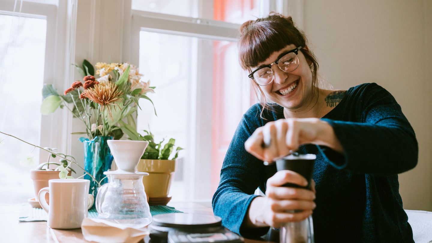 Alles im Filter: Kaffee mahlen Schritt 3: Mit einer Kaffeemühle die passende Menge Kaffee mittelfein mahlen. Pro Tasse gut sieben Gramm Kaffee kalkulieren. Kaffee ist ein hochsensibles Produkt. Sein größter Feind: frische Luft. Die größte Sünde: Den Kaffee aus der Vakuumverpackung in einen Behälter umfüllen. Kaffeebohnen verlieren ungeschützt binnen Minuten von ihrem Aroma, bei gemahlenem Kaffee geht es noch schneller, da die Oberfläche größer ist. Um das volle Aroma und Volumen aus den Arabica-Bohnen zu holen, sollten sie selbst gemahlen werden und zwar nur soviel, wie gerade benötigt wird. Der Mahlgrad für den Filteraufguss sollte mittelfein sein. Zu feines Mehl würde die Poren des Kaffeefilters verstopfen, zu grobes Mehl ließe das Wasser nur so durch sich durch rauschen und es bliebe viel zu wenig Zeit, um die Aromastoffe vollständig zu lösen. Pro Tasse (125 ml) werden sechs bis acht Gramm Kaffeemehl benötigt. Die Dosierlöffel sind leider nicht genormt. Wer sicher gehen will, kann einmal mit einer Briefwaage das Fassungsvermögen seines Kaffeelöffels feststellen. Kaffee mahlen Schritt 3: Mit einer Kaffeemühle die passende Menge Kaffee mittelfein mahlen. Pro Tasse gut sieben Gramm Kaffee kalkulieren. Kaffee ist ein hochsensibles Produkt. Sein größter Feind: frische Luft. Die größte Sünde: Den Kaffee aus der Vakuumverpackung in einen Behälter umfüllen. Kaffeebohnen verlieren ungeschützt binnen Minuten von ihrem Aroma, bei gemahlenem Kaffee geht es noch schneller, da die Oberfläche größer ist. Um das volle Aroma und Volumen aus den Arabica-Bohnen zu holen, sollten sie selbst gemahlen werden und zwar nur soviel, wie gerade benötigt wird. Der Mahlgrad für den Filteraufguss sollte mittelfein sein. Zu feines Mehl würde die Poren des Kaffeefilters verstopfen, zu grobes Mehl ließe das Wasser nur so durch sich durch rauschen und es bliebe viel zu wenig Zeit, um die Aromastoffe vollständig zu lösen. Pro Tasse (125 ml) werden sechs bis acht Gramm Kaffeemehl benötigt. Die Dosierlöffel sind leider nicht genormt. Wer sicher gehen will, kann einmal mit einer Briefwaage das Fassungsvermögen seines Kaffeelöffels feststellen.