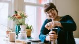 Kaffee mahlen  Schritt 3: Mit einer Kaffeemühle die passende Menge Kaffee mittelfein mahlen. Pro Tasse gut sieben Gramm Kaffee kalkulieren.  Kaffee ist ein hochsensibles Produkt. Sein größter Feind: frische Luft. Die größte Sünde: Den Kaffee aus der Vakuumverpackung in einen Behälter umfüllen. Kaffeebohnen verlieren ungeschützt binnen Minuten von ihrem Aroma, bei gemahlenem Kaffee geht es noch schneller, da die Oberfläche größer ist. Um das volle Aroma und Volumen aus den Arabica-Bohnen zu holen, sollten sie selbst gemahlen werden und zwar nur soviel, wie gerade benötigt wird. Der Mahlgrad für den Filteraufguss sollte mittelfein sein. Zu feines Mehl würde die Poren des Kaffeefilters verstopfen, zu grobes Mehl ließe das Wasser nur so durch sich durch rauschen und es bliebe viel zu wenig Zeit, um die Aromastoffe vollständig zu lösen.  Pro Tasse (125 ml) werden sechs bis acht Gramm Kaffeemehl benötigt. Die Dosierlöffel sind leider nicht genormt. Wer sicher gehen will, kann einmal mit einer Briefwaage das Fassungsvermögen seines Kaffeelöffels feststellen.