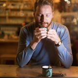 Der Genuss  Schritt 6: Nicht schnell trinken, sondern gleich trinken  Auch in der Kanne ist das Sensibelchen Kaffee nicht Aroma sicher. Je länger der Kaffee steht, desto bitterer sein Geschmack. Vor allem wenn er in einer Glaskanne auf einer Hitzeplatte oder einem Stövchen warm gehalten wird. Nach 30 Minuten ist das feine Aroma spätestens dahin. Thermoskannen sind hier im Vorteil, sie sollten jedoch vorgewärmt sein. Um die Qualität eines Kaffees zu testen sollte man den ersten Schluck heiß und ohne Milch oder Zucker trinken. Die Güte einer Röstung lässt sich auch am kalten Kaffee testen. Günstige Mischungen schmecken kalt sehr sauer und bitter, hochwertige Röstungen immer noch wie Kaffee, nur mit etwas weniger Aroma.