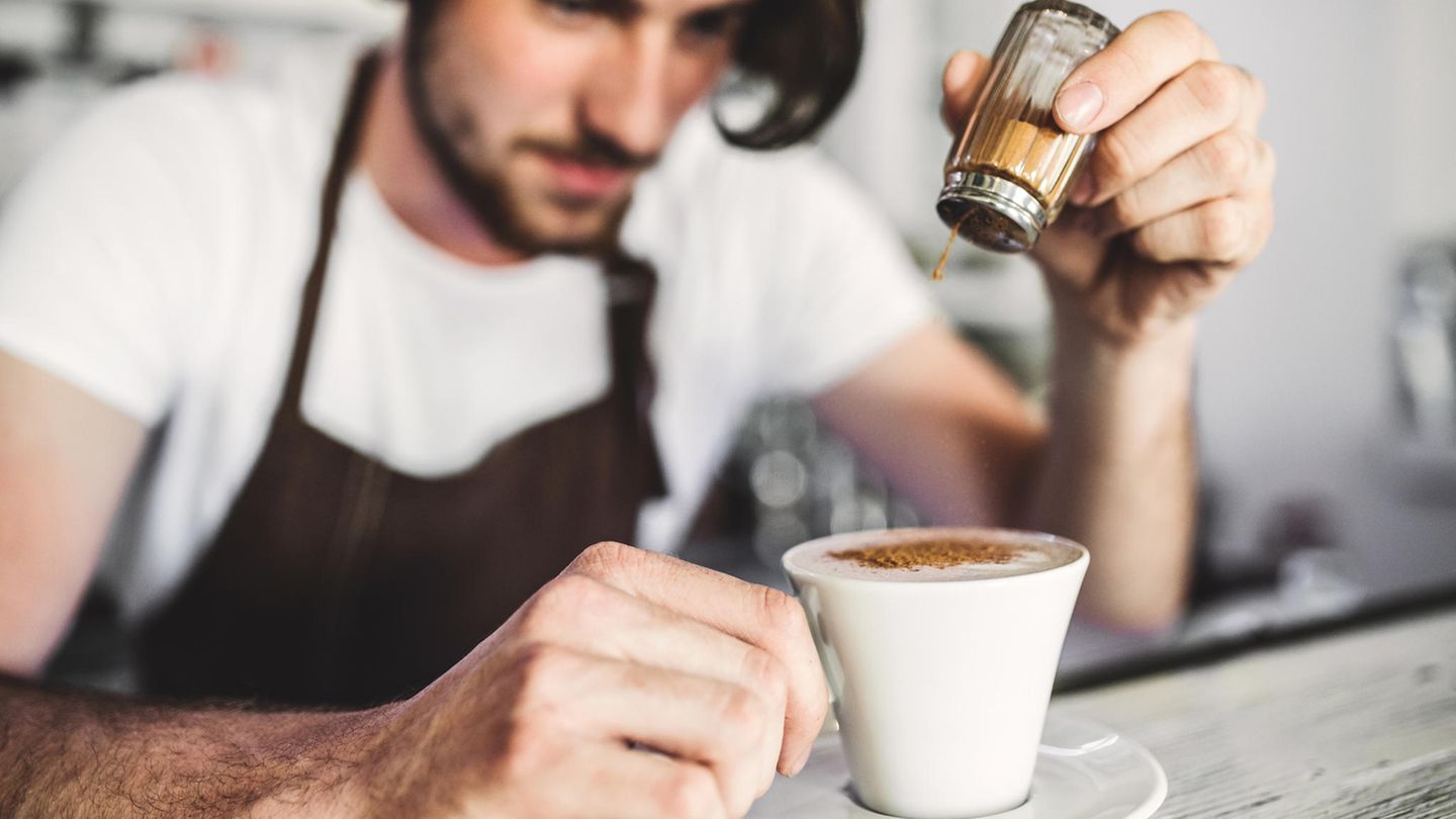 Alles im Filter: Das Nachwürzen Schritt 5: Mit Kakao und Salz den Geschmack abrunden Kaffee lässt sich wunderbar würzen und geschmacklich abrunden. Die Betonung liegt auf abrunden, der Kaffee sollte hinterher nicht nach den verwendeten Gewürzen schmecken! Beliebt sind Kakao und Salz: eine Messerspitze ungezuckerten Kakao und eine winzige Prise Salz in die vorgewärmte Kanne geben. Statt Kakao geht auch Zimt. Das Nachwürzen Schritt 5: Mit Kakao und Salz den Geschmack abrunden Kaffee lässt sich wunderbar würzen und geschmacklich abrunden. Die Betonung liegt auf abrunden, der Kaffee sollte hinterher nicht nach den verwendeten Gewürzen schmecken! Beliebt sind Kakao und Salz: eine Messerspitze ungezuckerten Kakao und eine winzige Prise Salz in die vorgewärmte Kanne geben. Statt Kakao geht auch Zimt.