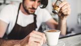 Das Nachwürzen  Schritt 5: Mit Kakao und Salz den Geschmack abrunden  Kaffee lässt sich wunderbar würzen und geschmacklich abrunden. Die Betonung liegt auf abrunden, der Kaffee sollte hinterher nicht nach den verwendeten Gewürzen schmecken! Beliebt sind Kakao und Salz: eine Messerspitze ungezuckerten Kakao und eine winzige Prise Salz in die vorgewärmte Kanne geben. Statt Kakao geht auch Zimt.