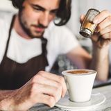 Das Nachwürzen  Schritt 5: Mit Kakao und Salz den Geschmack abrunden  Kaffee lässt sich wunderbar würzen und geschmacklich abrunden. Die Betonung liegt auf abrunden, der Kaffee sollte hinterher nicht nach den verwendeten Gewürzen schmecken! Beliebt sind Kakao und Salz: eine Messerspitze ungezuckerten Kakao und eine winzige Prise Salz in die vorgewärmte Kanne geben. Statt Kakao geht auch Zimt.