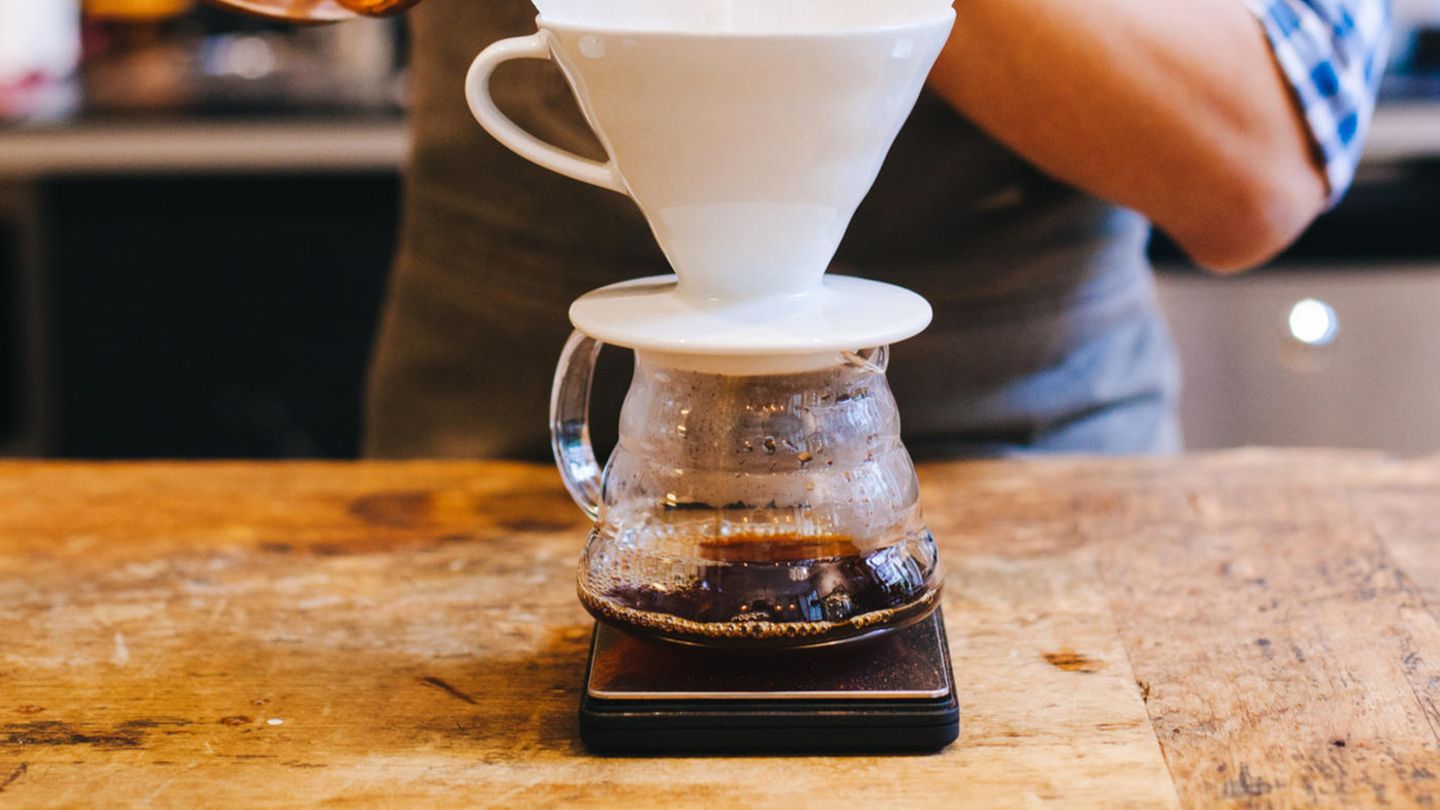 Die Kanne  Schritt 4: Kanne vorwärmen.  Kälte schadet dem Aroma. Egal ob der Kaffee in eine Porzellan-, Glas- oder Thermoskanne tröpfelt: Der Behälter sollte stets leicht vorgewärmt sein. In vorgewärmten Thermoskannen bleibt der Kaffee dadurch länger heiß.