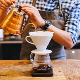 Die Kanne  Schritt 4: Kanne vorwärmen.  Kälte schadet dem Aroma. Egal ob der Kaffee in eine Porzellan-, Glas- oder Thermoskanne tröpfelt: Der Behälter sollte stets leicht vorgewärmt sein. In vorgewärmten Thermoskannen bleibt der Kaffee dadurch länger heiß.