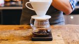 Die Kanne  Schritt 4: Kanne vorwärmen.  Kälte schadet dem Aroma. Egal ob der Kaffee in eine Porzellan-, Glas- oder Thermoskanne tröpfelt: Der Behälter sollte stets leicht vorgewärmt sein. In vorgewärmten Thermoskannen bleibt der Kaffee dadurch länger heiß.