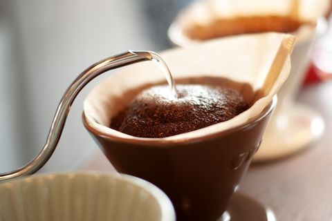 Der Aufguss  Schritt 5: Niemals den Kaffee mit kochendem Wasser übergießen!  Der von Hand aufgebrühte Kaffee schmeckt aromatischer und runder, wenn das Wasser nicht mehr kocht, wenn es mit ihm in Berührung kommt. Bei zu großer Hitze verflüchtigen sich die Aromastoffe und die bitteren und sauren Komponenten treten in den Vordergrund. Ideal ist eine Temperatur von 86 bis 89 Grad Celsius. Das Kaffeemehl nun mit einem kleinen Schwall Wasser anfeuchten und es 20 Sekunden quellen lassen. Auf diese Weise werden die gerösteten Öle, Fette und Bitterstoffe gelöst. Nun das Wasser in kleinen Mengen alle zehn Sekunden schwallweise nachgießen. Der Vorgang sollte vier bis sechs Minuten dauern. Unter vier Minuten entfalten sich die Aromen nicht, über sechs Minuten verflüchtigen sie sich bereits. Das manuelle Aufbrühen ist auch heute noch die Methode, mit der Kaffeetester die Qualität der Ware beurteilen.