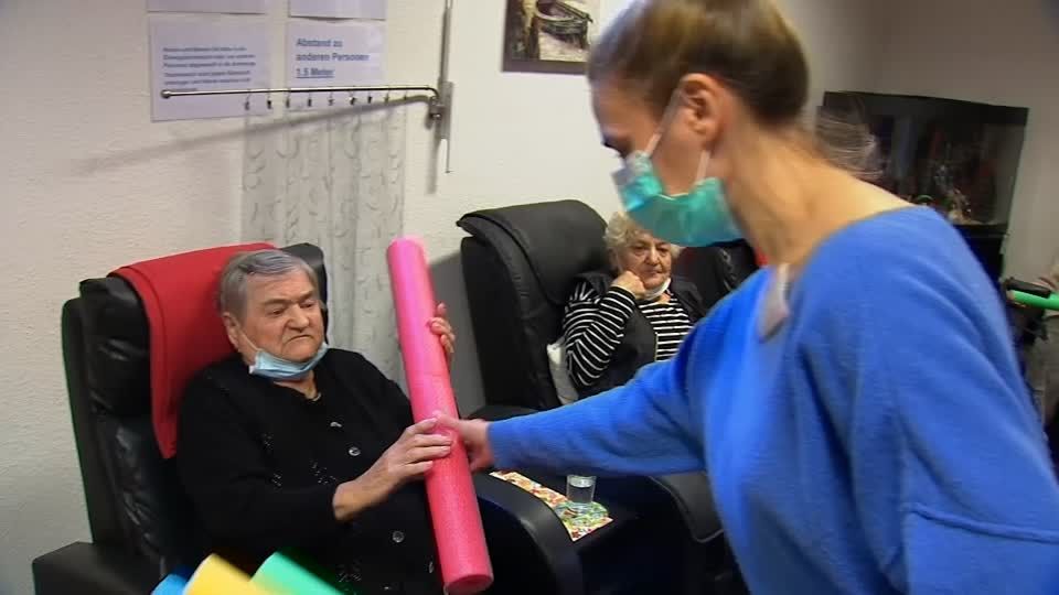 Video: Pflegedienstleiter: Mitarbeiter lassen sich gerne impfen Video: Pflegedienstleiter: Mitarbeiter lassen sich gerne impfen