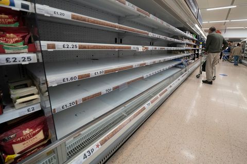 Leere Supermarktregale im britischen Machester