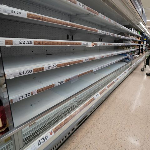 Leere Supermarktregale im britischen Machester