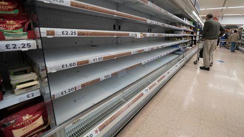 Leere Supermarktregale im britischen Machester