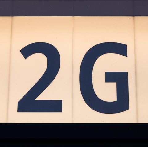 Ein Leuchtschild am "Theater am Aegi" in Hannover weist auf die geltende 2G-Regelung hin