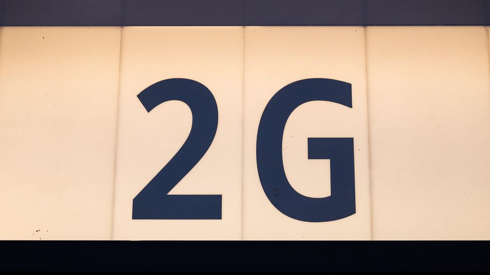 Ein Leuchtschild am "Theater am Aegi" in Hannover weist auf die geltende 2G-Regelung hin