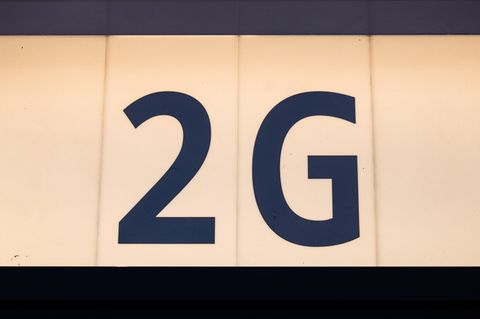 Ein Leuchtschild am "Theater am Aegi" in Hannover weist auf die geltende 2G-Regelung hin