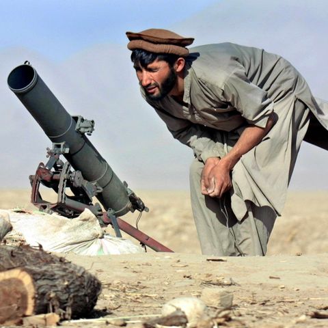 Nahe Dasht e-Qala feuert ein Soldat der Nordallianz auf Taliban-Stellungen