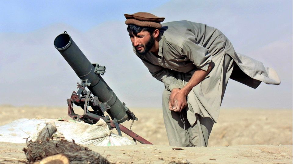 Nahe Dasht e-Qala feuert ein Soldat der Nordallianz auf Taliban-Stellungen