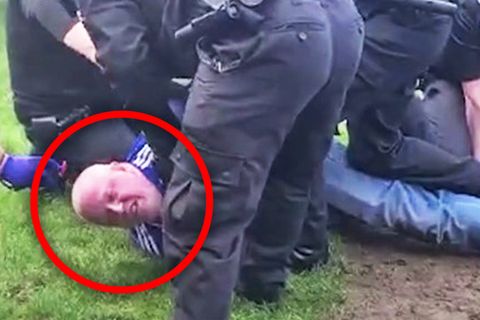 Polizeibeamte nehmen den todkranken Briten Darrell Meekcom fest.