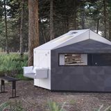 Die Hütte steht auch ohne Wagen.