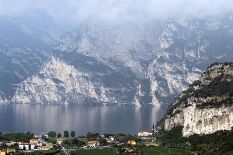 Blick von Nago (Italien) auf den Gardasee und die Gemeinde Torbole.