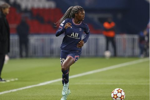 Aminata Diallo während eines Fußballspiels.