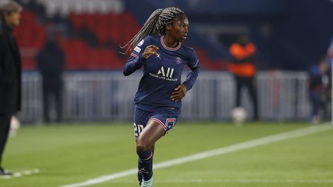 Aminata Diallo während eines Fußballspiels.