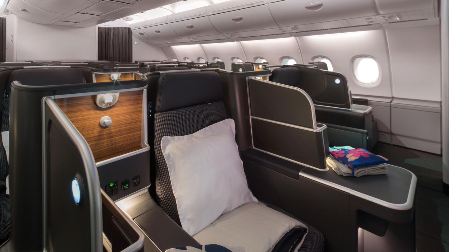 Inm Hangar der Elbe Flugzeugwerke haben bereits mehrere A380 der Qantas eine neue Kabine erhalten. In den kommenden Wochen werden Piloten, Flugbegleiter und Bodenpersonal in Australien umfangreiche Auffrischungskurse und Trainingsflüge durchlaufen, um den Start der A380-Linienflüge im Frühjahr 2022 – statt Sommer 2022 – wieder aufzunehmen.
