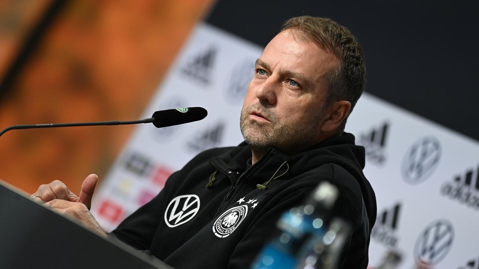 Bundestrainer Hansi Flick gibt eine Pressekonferenz