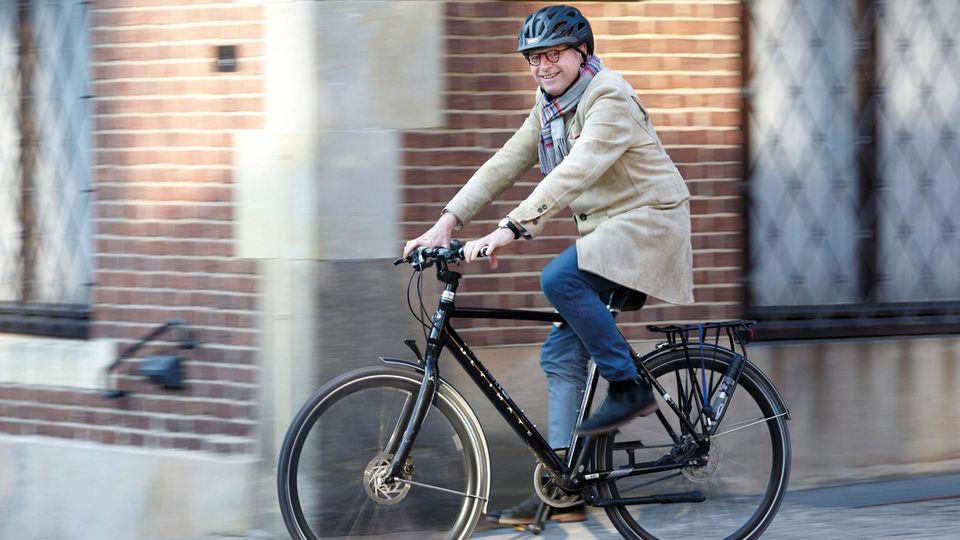 Das Radoberhaupt: Markus Lewe, Bürgermeister von Münster, auf einem seiner sieben Zweiräder