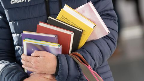 Bücher aus Papier und Buchdeckeln bleiben als Trägermedium für Literatur sehr beliebt