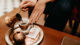 Kaffee kommt nicht von Kaffa  Das Wort Kaffee leitet sich nicht von dem alten Königreich Kaffa ab, dem Ursprungsland des Kaffeebaums im heutigen Äthiopien. Es rührt von dem altarabischen Wort "qahwah" her, das den Wein meinte, der den gläubigen Moslems verboten war. In der Türkei wurde das koffeinhaltige Getränk viel später "kahweh" genannt, der "Wein des Islam". Es wurde bei Gebetsstunden in den Moscheen getrunken. Vom "kahweh" war es dann nicht mehr weit zum "Kaffee" oder "Coffee".
